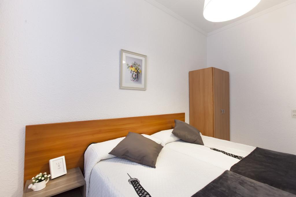 Hostal Dragonflybcn Barcelona Exterior photo