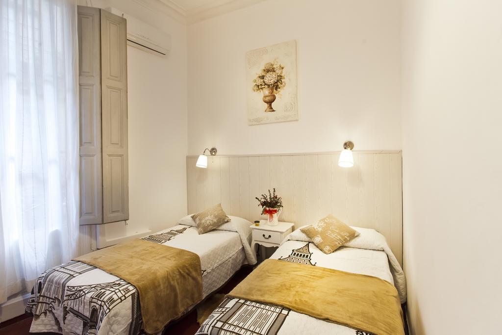 Hostal Dragonflybcn Barcelona Exterior photo