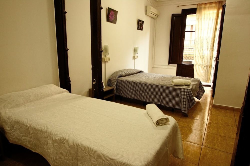 Hostal Dragonflybcn Barcelona Exterior photo